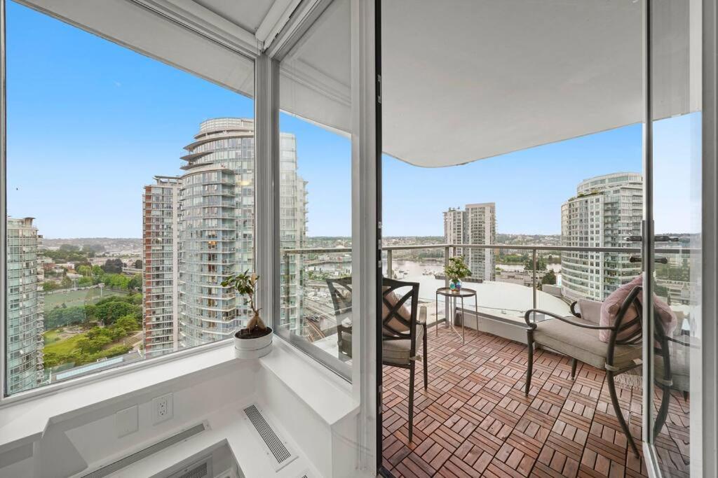 Water View Condo In Downtown فانكوفر المظهر الخارجي الصورة
